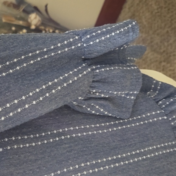 1 Preloved Size Medium blue pullover blouse - Picture 3 of 8